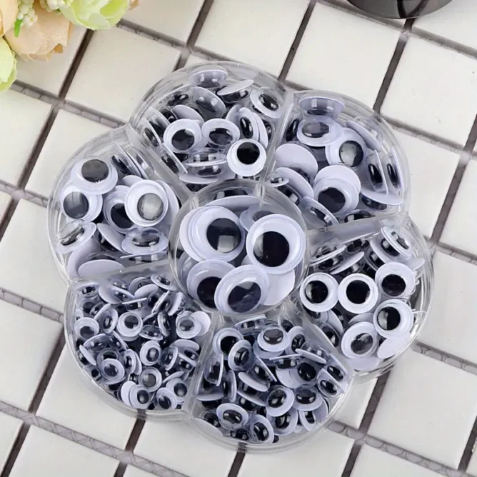 Googly eyes - akytes prisiklijuoja