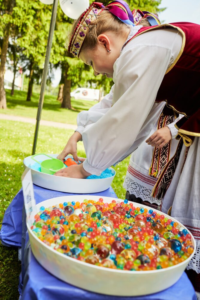 Vandesns karoliukai - water beads- sensoriniai zaidimai -sensory play -spalvoti vandens rutuliukai