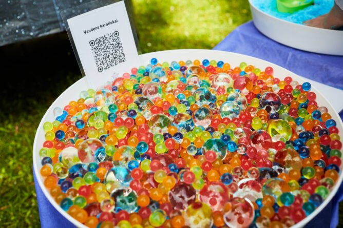 Vandesns karoliukai - water beads- sensoriniai zaidimai -sensory play -spalvoti vandens rutuliukai
