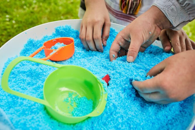 Dirbtinis sniegas dazymas melynais maistiniais dazais - vaiku vakrelio pramoga - sensoriniai zaidimai - sensory play
