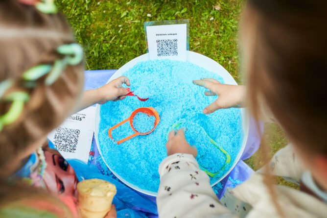 Dirbtinis sniegas dazymas melynais maistiniais dazais - vaiku vakrelio pramoga - sensoriniai zaidimai - sensory play