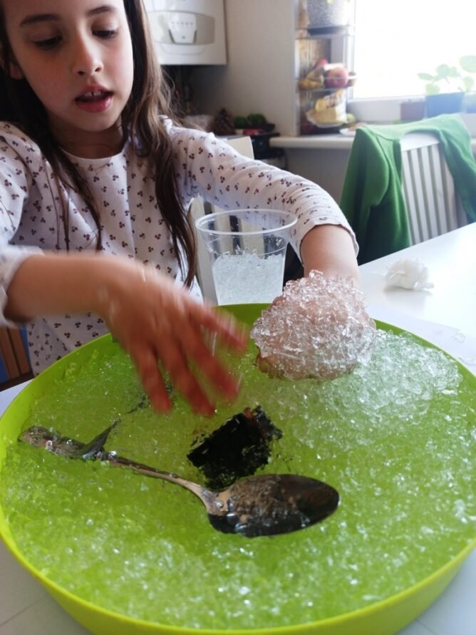 Dirbtiniai kristalai ir sniegas - kaip sensorinė žėlė