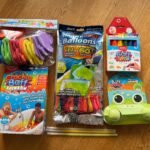 Spalvotas maudynių rinkinys. Zimpli kids bundle. Vonios bomba, vonios kreideles, balioneliai prisipildantys vandeniu. sproginejntys kristalai. skaiciai ir raides i vonia. svieciancions lazdeles. Dovana 5 metu vaikui. Dovana 6 metu vaikui. Dovana 7 metu vaikui. Dovana 8 metu vaikui. Dovana 9 metu vaikui. Dovana 4 metu vaikui. Kaledine dovana vaikams. Dovanu rinkinys. Gift for children.