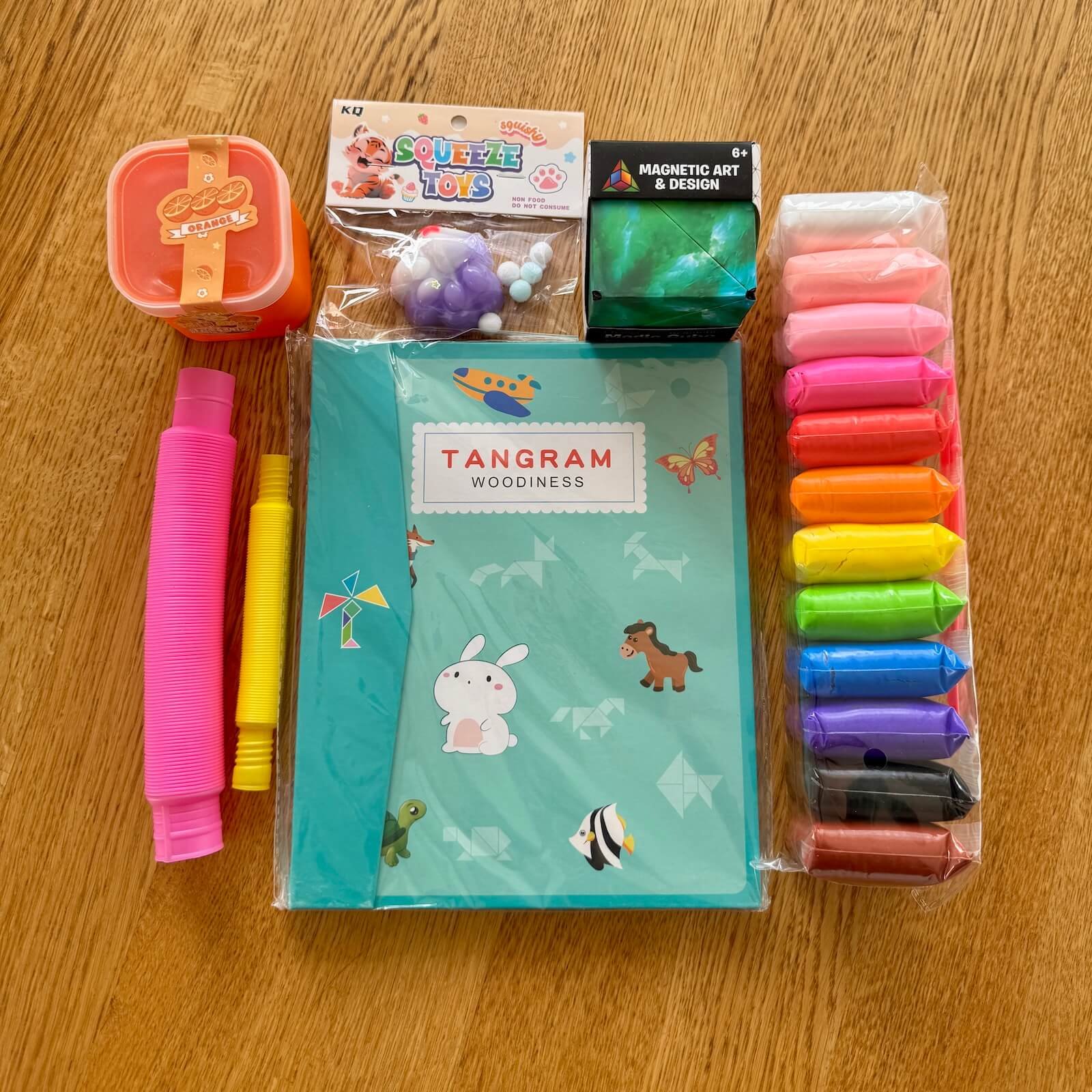 Antistresinis rinkinys – užimtiems pirščiukams. Dovana 5 metu vaikui. Dovana 6 metu vaikui. Dovana 7 metu vaikui. Dovana 8 metu vaikui. Dovana 9 metu vaikui. Dovana 4 metu vaikui. Kaledine dovana vaikams. Dovanu rinkinys. Gift for children. Purusis plastelinas. lanksusis vamzdelis. slykstukas. Kubas. antstrestresiukai