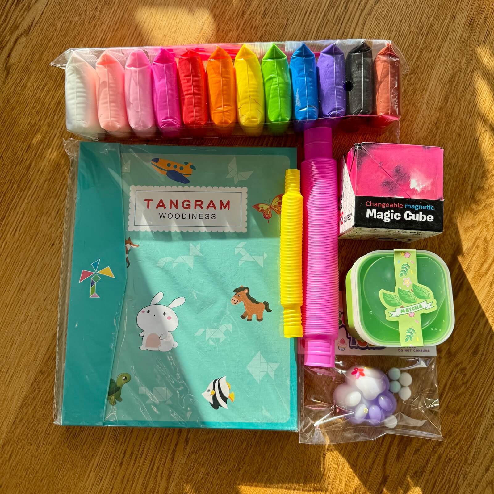 Antistresinis rinkinys – užimtiems pirščiukams. Dovana 5 metu vaikui. Dovana 6 metu vaikui. Dovana 7 metu vaikui. Dovana 8 metu vaikui. Dovana 9 metu vaikui. Dovana 4 metu vaikui. Kaledine dovana vaikams. Dovanu rinkinys. Gift for children. Purusis plastelinas. lanksusis vamzdelis. slykstukas. Kubas. antstrestresiukai