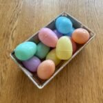 Mazi plastikiniai tusciaviduriai kiausiniai krepselyje