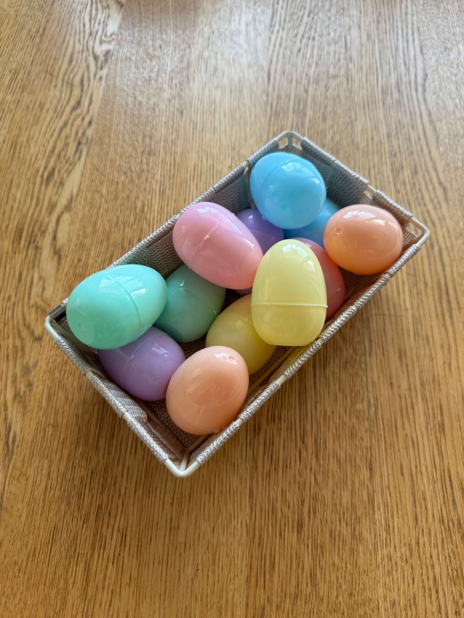 Mazi plastikiniai tusciaviduriai kiausiniai krepselyje