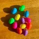 Plastikiniai kiausiniai - ryskiaspalviai